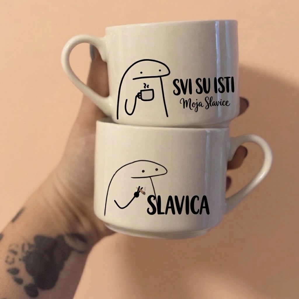 Dve krem šolje u ruci, natpisi Svi su isti moja Slavice i Slavica sa crtežom lika